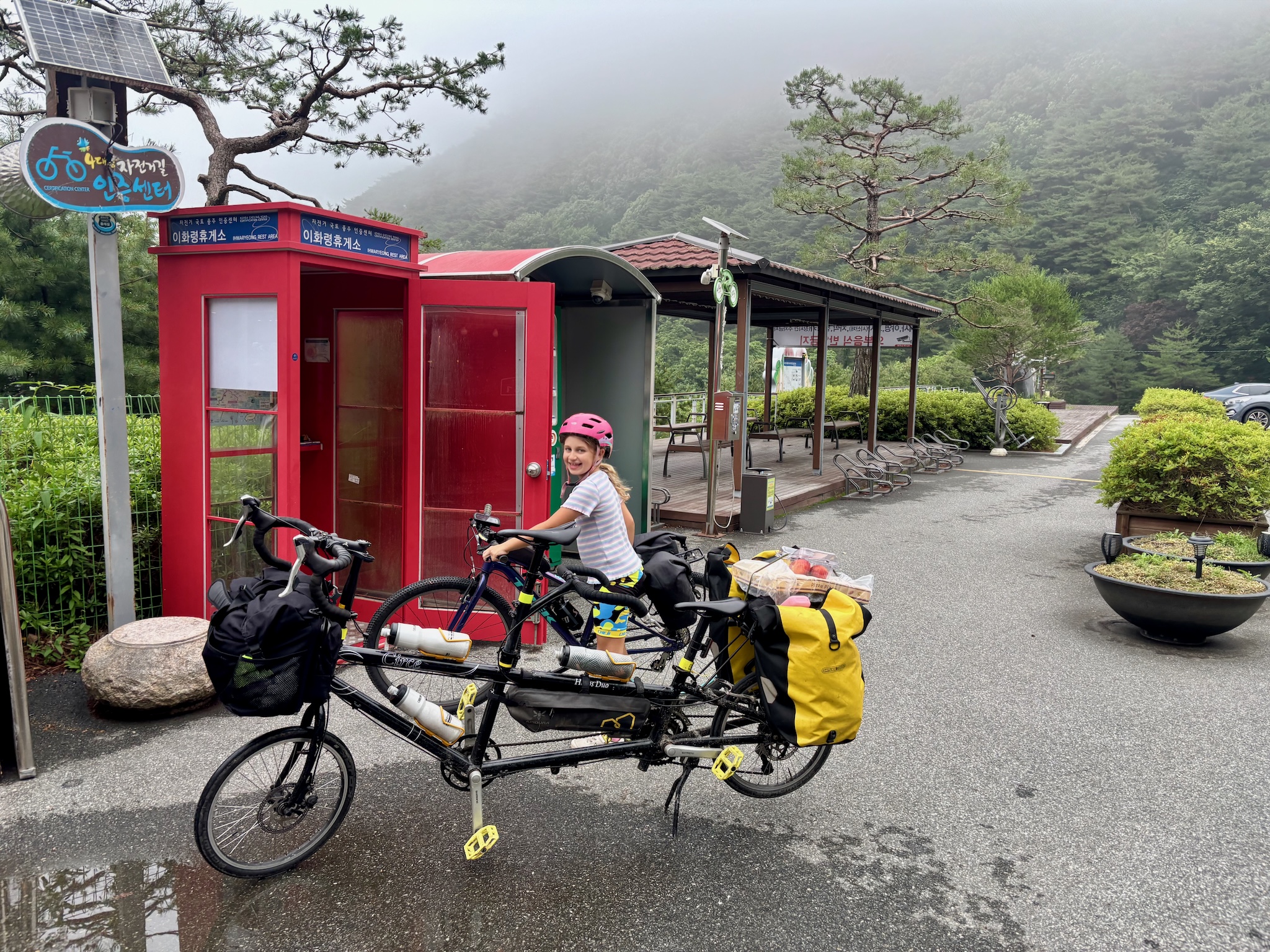 The tandem at a red certification centre in the mist
